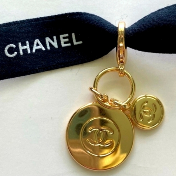 Chanel Authentic Charm Round from Holiday 2022 - Picture 1 of 3